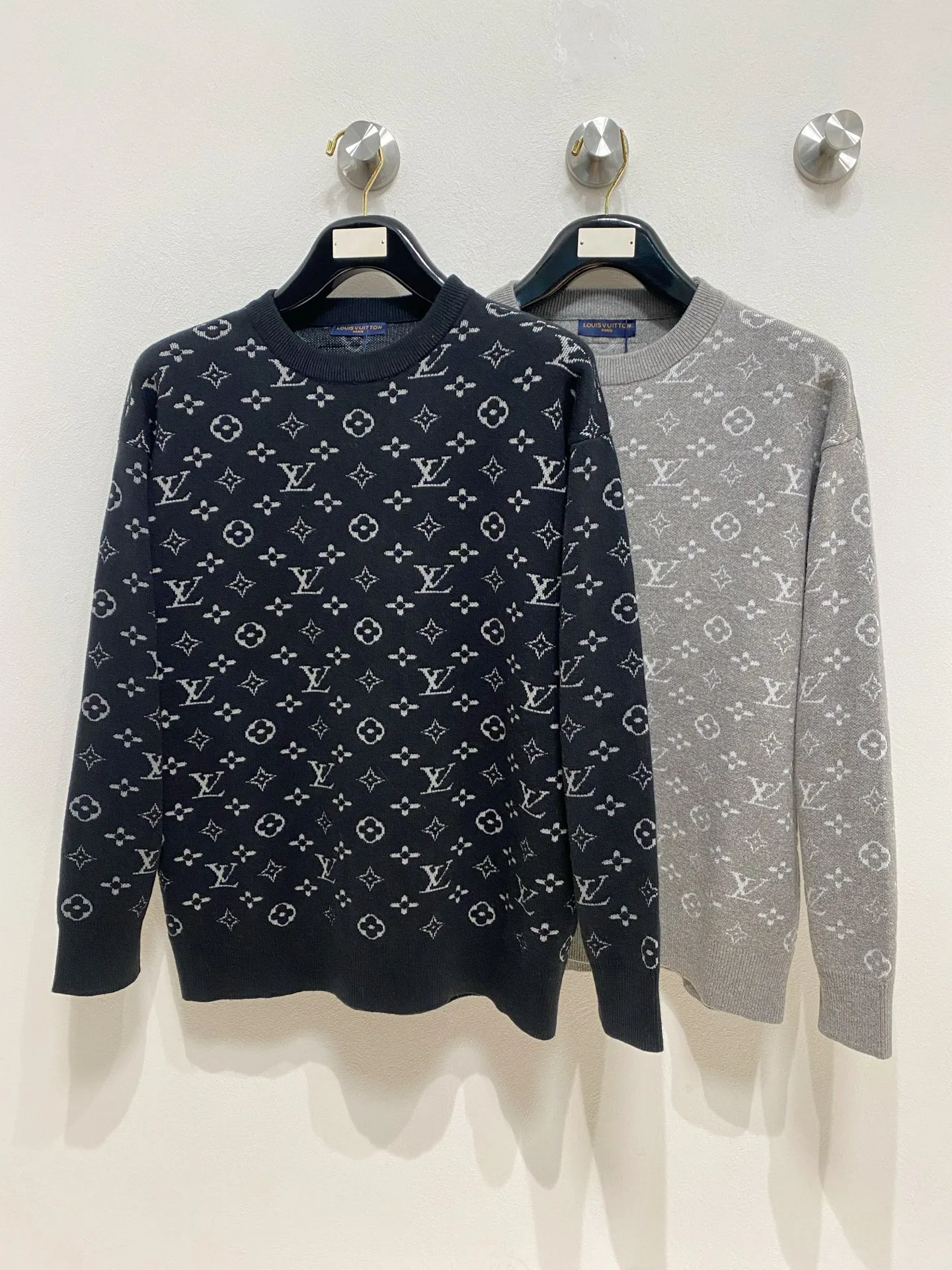 🅿️440 LV 2025 new wool blended round neck long sleeve sweater cardigan bottoming sweater, high-end version! The custom-made fabrics at the counter are highly breathable and comfortable, with impeccable details and brand element design concepts, reflecting high quality. It feels delicate and soft! It presents a casual cut and the upper body shape is great! 🐉Code size: M-3XL
